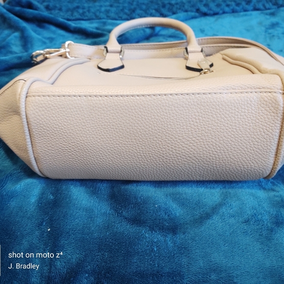 Michael Kors Shoulder or Tote Bag. Used like New. - Picture 4 of 7